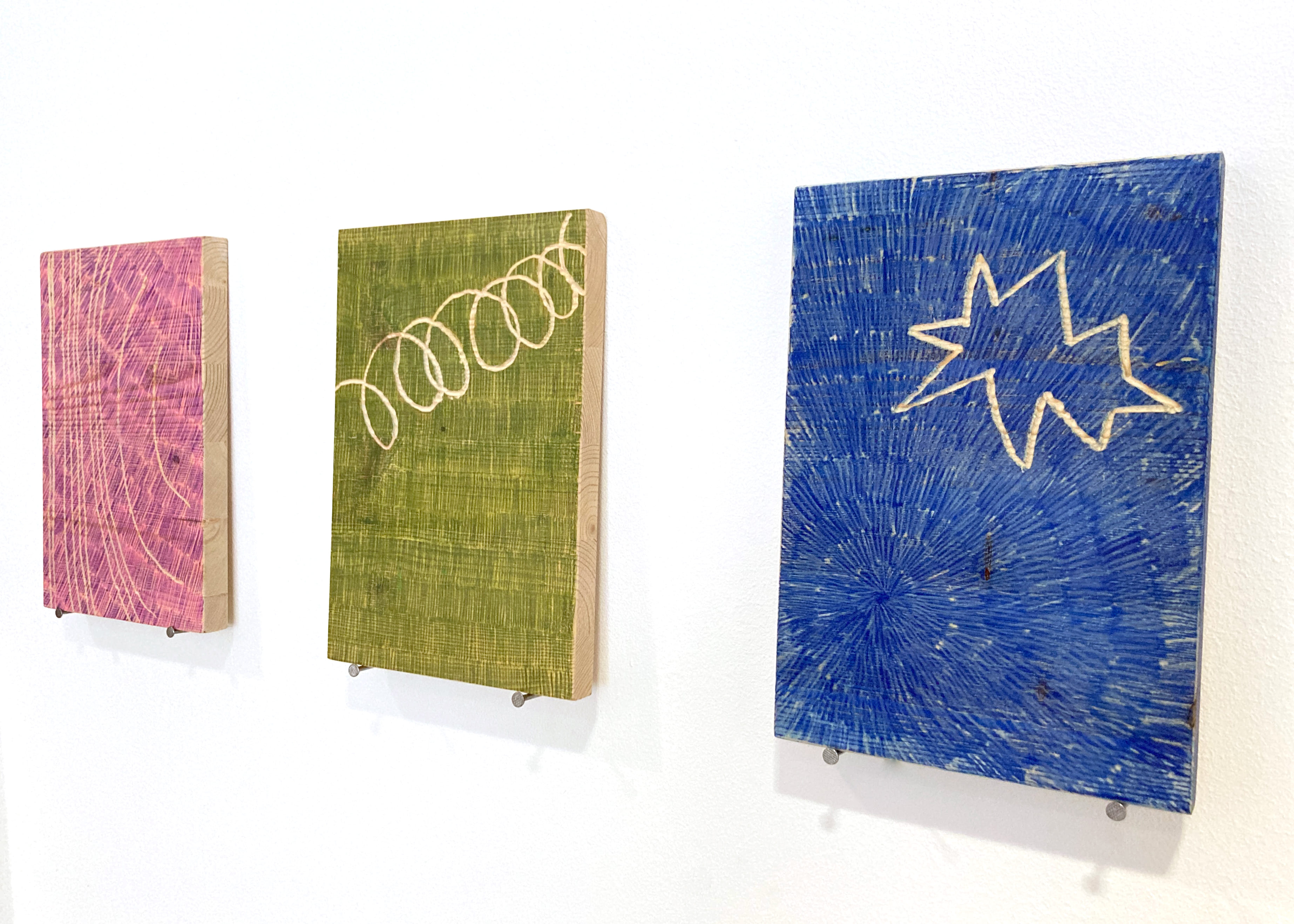 Pif Paf Boum, 2025, crayon de couleur et gravure sur bois de pin, 15 x 23 x 5 cm chaque